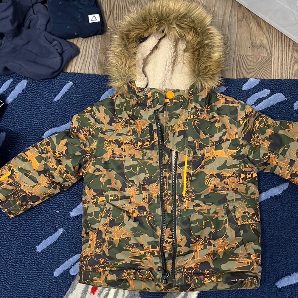 Great condition Ripzone winter coat size 2 T with detachable hood fur